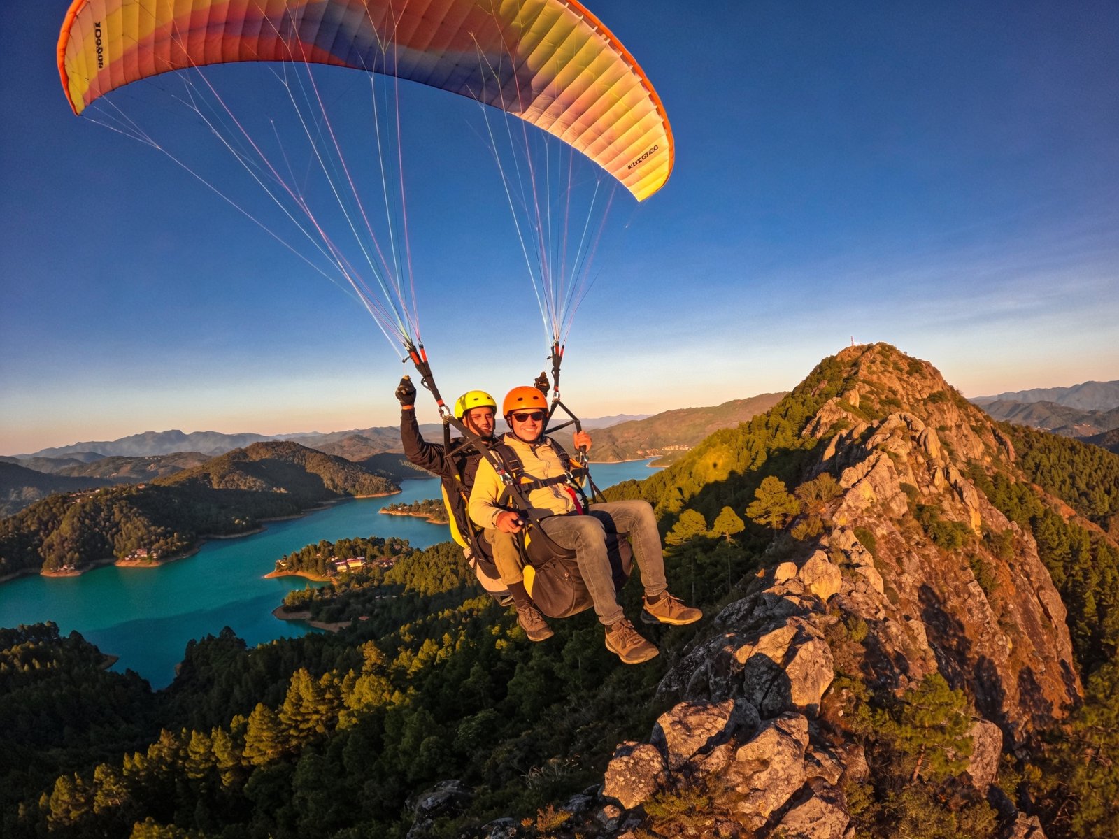 Parapente despegando desde Monte Alto sobre el lago de Valle de Bravo