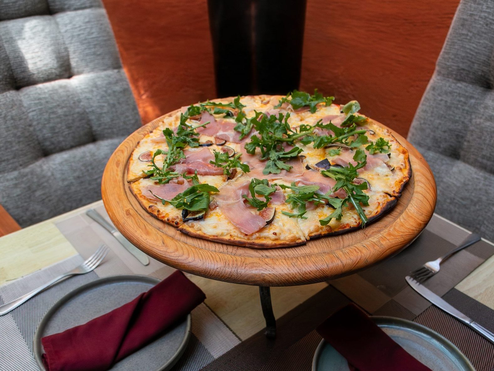 Pizza al horno de ladrillo en mesa de Beto's Pizza